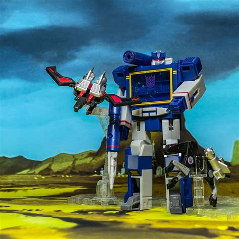 Transformers 40th Anniversary Retro Reissue Soundwave In-Hand Images ...