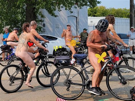 8 Photos And A Video From Milwaukee S First World Naked Bike Ride