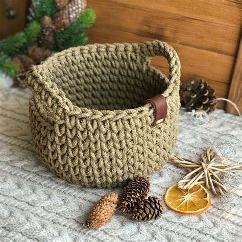 Вязаные корзинки в интерьере (66 фото)