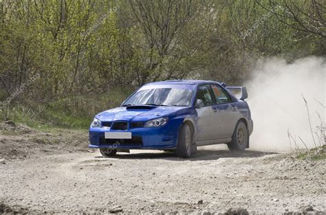 Синій гоночний ралійного автомобіля на гравійної дорозі — Стокове фото ...