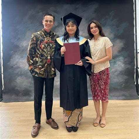 8 Potret Wisuda Amel Putri Sulung Ussy Sulistiawaty Dan Andhika Pratama