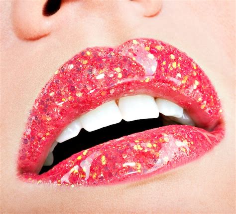 Closeup Hermosos Labios Femeninos Con L Piz Labial De Brillo Rojo