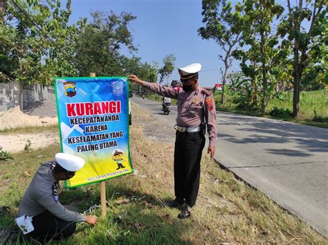 Antisipasi Laka Lantas Satlantas Polres Blora Pasang Banner Imbauan Di Titik Rawan