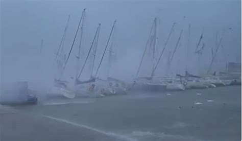 Bufera Di Vento E Pioggia Sul Garda Il Lago Diventa Un Mare In