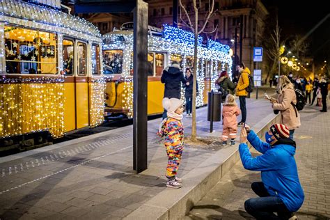 See Budapest’s Christmas tram in action! - English - We love Budapest