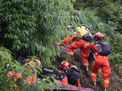 新华全媒｜不遗余力抢救生命——雅安汉源县山洪泥石流灾害救援现场直击 新华网