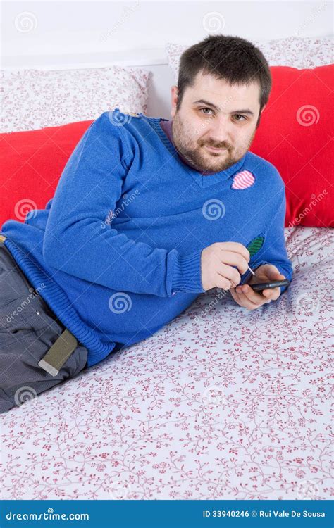 Homme Dans Le Lit Photo Stock Image Du Personne Type 33940246