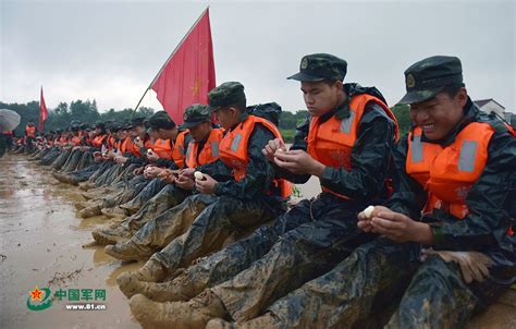 抗洪救灾 堤坝上的难忘瞬间 中国军网