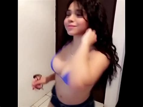 Se Modela Antes De Pasarla A La Cama XVIDEOS