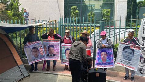 Familiares De Los Normalistas De Ayotzinapa Se Manifiestan Frente A