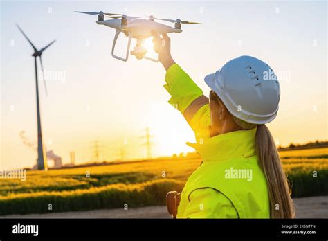 Operatore Femminile Che Tiene Il Drone Per Ispezionare La Turbina