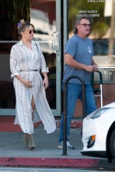 Kate Hudson Wind Blown Ass Cheek Upskirt UpskirtSTARS