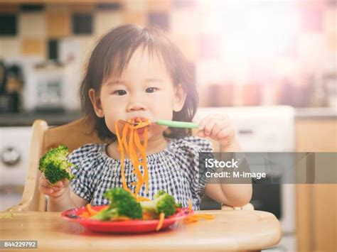 여자 집에서 야채를 먹는 아기 먹기에 대한 스톡 사진 및 기타 이미지 먹기 아이 아기 Istock