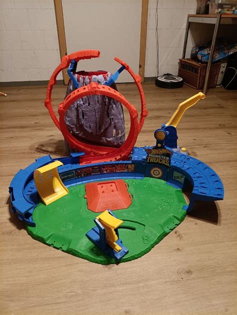 Mattel Hot Wheels Monster Trucks Vulkan Arena Gebraucht in wimmis für CHF 35 nur Abholung
