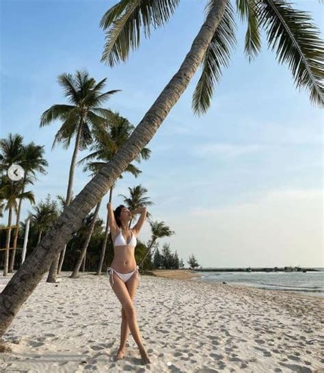 Á hậu Thùy Dung diện bikini nhỏ xíu khoe vóc dáng quyến rũ trên biển