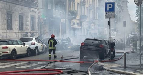 Esplosione In Centro A Milano In Fiamme Un Furgone Che Trasportava