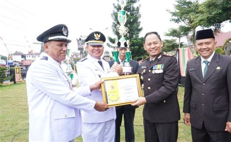 Bupati Dairi Serahkan Penghargaan Desa Terbaik Tuntas Adminduk