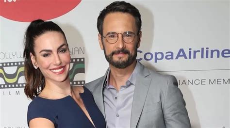 Esposa De Rodrigo Santoro Surge Se Maquiando A Filha