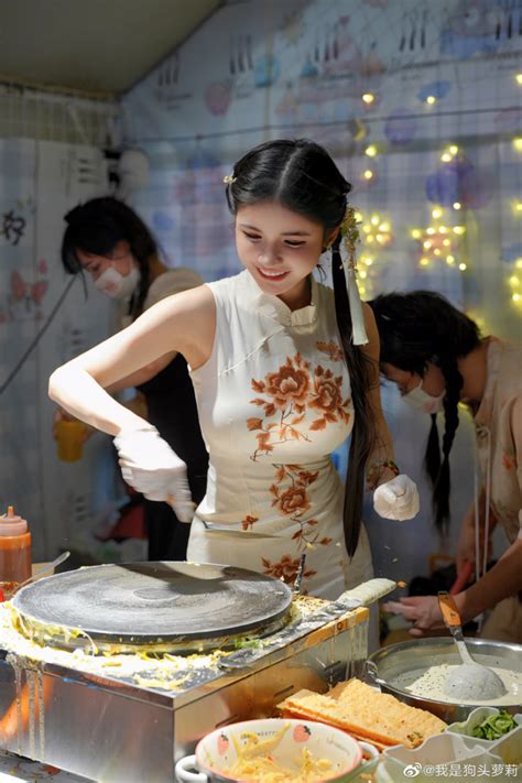 网红“狗头萝莉”卖煎饼月总结，出摊31天倒贴2万7，女性顾客七成 腾讯新闻