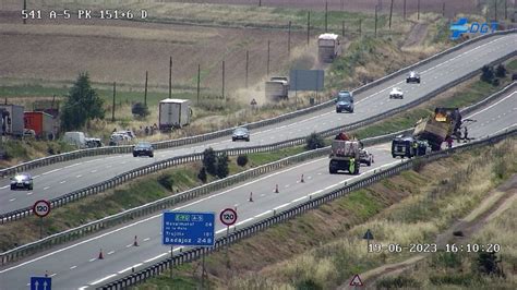 Un Fallecido Tras La Colisi N De Dos Camiones En La A A Su Paso Por