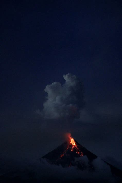 Volcano At Night · Free Stock Photo