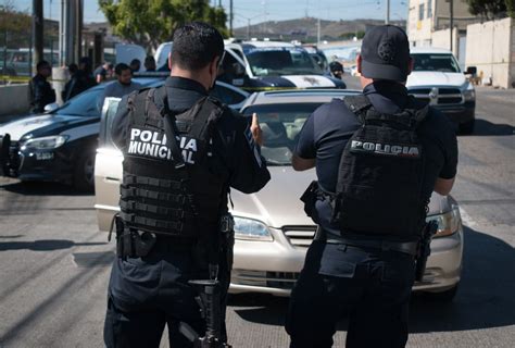 Policías de Baja California podrán portar armas de fuego fuera de sus