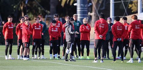 ＜サッカー日本代表・練習＞円陣で指示を出す森保監督（中央）（撮影・尾崎 有希） ― スポニチ Sponichi Annex サッカー