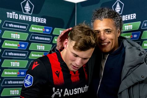 Pierre Van Hooijdonk Trots Ik Betaal Alleen Het Nacfans