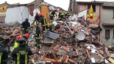 Esplosione Vicino Roma Crolla Una Palazzina Di Due Piani Forse Una