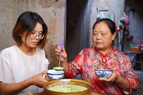 农村婆媳同住，儿媳没啥胃口，婆婆拿石磨做传统美食，看看吃的啥凤凰网视频凤凰网