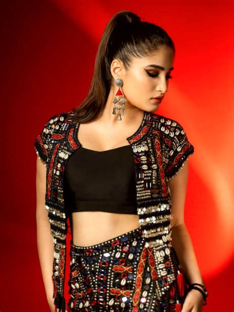 Rasha Thadani Hot Photos एकटरस क लडल बट क इस कलर लक स नह हटग नगह