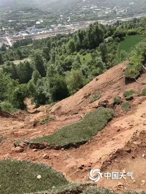 甘肃和政近期降水频繁 多地出现滑坡塌方