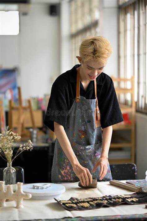 Ritratto Di Un Giovane Artista Gay O Di Un Vasaio Asiatico In Un Argilla Cruda In Ginocchio