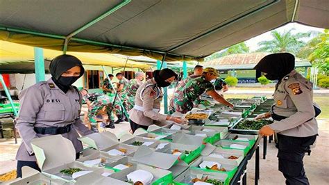 Polwan Polresta Pontianak Siapkan 3 000 Nasi Kotak Di Dapur Umum TNI