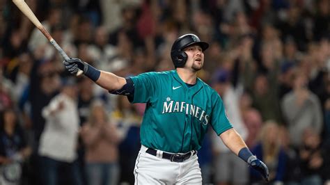 Teen catches home run that sent the Mariners to the postseason | king5.com