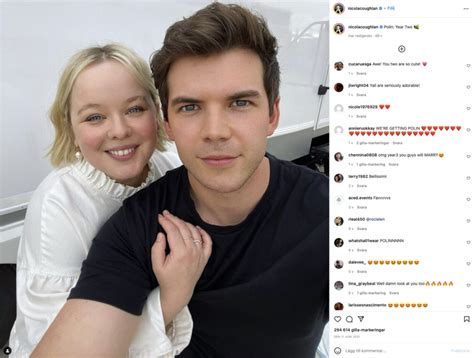 Bridgerton Stjärnorna Nicola Coughlan Och Luke Newtons Nära Relation I