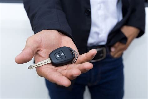 Empres Rio Adulto Masculino De Terno E Segurando Uma Chave Do Carro Na