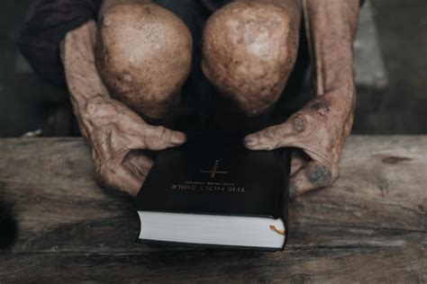 El Anciano Sostiene La Biblia En Las Manos Leyendo La Santa Biblia En