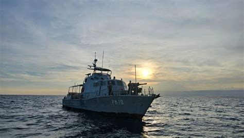 Contin An La B Squeda De Joven Arrastrado Por Corriente Del Mar