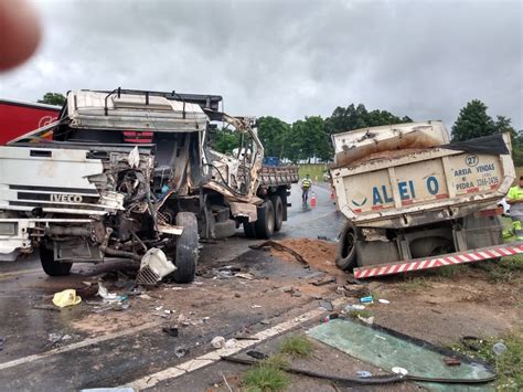 Motoristas Ficam Feridos Em Acidente Entre Caminhões Na Rodovia