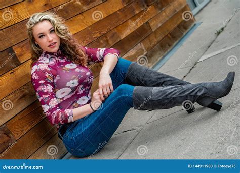 H Bsche Blonde M Dchenfrau Stockbild Bild Von Fest