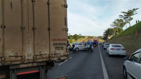 Batida entre quatro veículos na Rodovia Raposo Tavares deixa duas