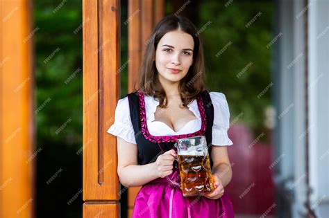 Premium Photo Sexy Russian Woman In Bavarian Dress Holding Beer Mugs