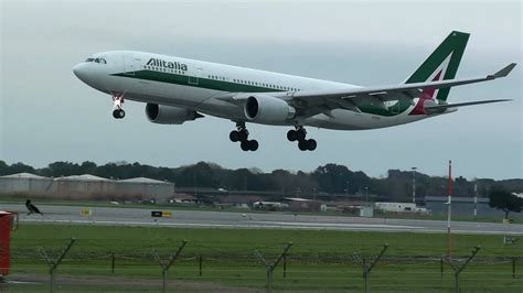 Aeroporto Fiumicino Atterraggio D Emergenza Per Un Volo Alitalia