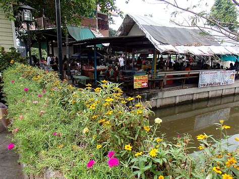 Bang Nam Pheung Floating Market in Samut Prakan Province, Thailand ...