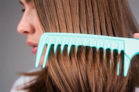 Premium Photo Close Up Brunette Hair Lady Combing Hair With Hairbrush