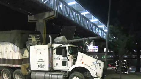 Tr Iler Choca Contra Puente Peatonal En La Calzada Ignacio Zaragoza