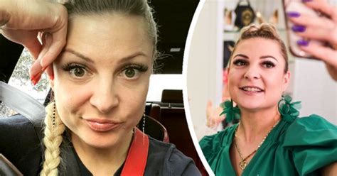Magda Narożna bez skrępowania w niebieskim bikini chwali się ciałem greckiej bogini Rozkrok