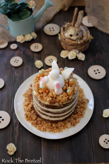 Naked cake de Pâques à la pistache et à la fraise Rock The Bretzel