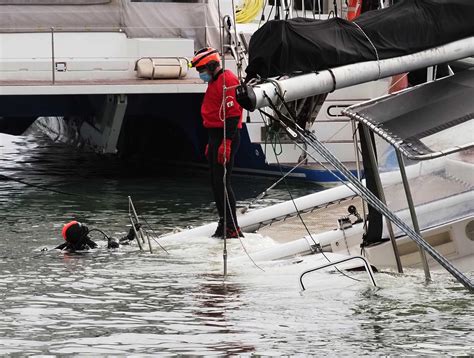 Mare Agitato Catamarano Rischia Di Affondare